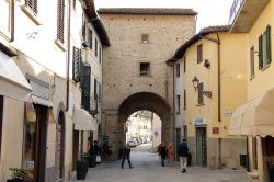 Porta Fiorentina del 14° secolo a Borgo San Lorenzo, Mugello - © Sailko - CC BY 3.0, Wikipedia