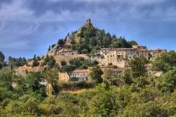 Il caratteristico borgo toscano di Castiglione d'Orcia sorge nella campagna in provincia di Siena - © Millionstock / Shutterstock.com