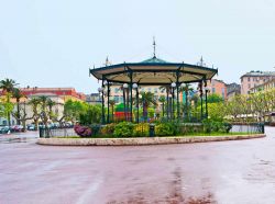 Boulevard General de Gaulle a Bastia, Corsica. Fiori profumati e colorati abbelliscono questa graziosa casetta nel centro della città - © eFesenko / Shutterstock.com 