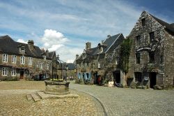 Bretagna, Francia: il magnifico  borgo di Locronan  - © Calips - Wikimedia Commons