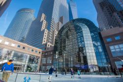 Con l’arrivo dell’inverno le piste di pattinaggio sul ghiaccio iniziano a spuntare in tutta New York City: qui siamo sulla pista di Brookfield Place - foto © schaer