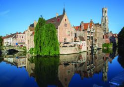 Il panorma della Casa Perez de Malvenda a Bruges si gode dal punto di vista del Rozenhoedkaai, la strada con il ponte di San Giovanni Napucemo, una vera passerella panoramica sul centro della ...