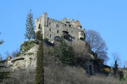 Brunnenburg, un castello medievale nei dintorni di Tirolo, in Alto adige - © ManfredK - , CC BY-SA 3.0, Wikipedia