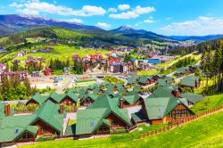 Bukovel, la stazione sciistica dell'Ucraina: in estate richiama turisti alla ricerca di relax e natura.

