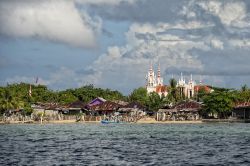 Pulau Bunaken è una piccola isola fecente parte della provincia del Sulawesi Settentrionale, in Indonesia, ottima per le immersioni e lo snorkelling - foto © Andrea Izzotti ...