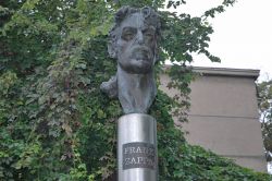 Monumento a Frank Zappa a Vilnius - Sono molti i turisti che visitano il centro di Vilnius, e che rimangono interdetti quando si imbattono nella statua dedicata a Frank Zappa, nel quartiere ...