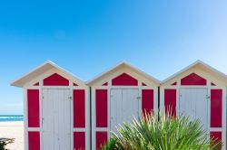 Cabine colorate sulla spiaggia di Fano nelle Marche