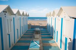 Cabine in legno sulla spiaggia di Pesaro, Marche, Italia. La città possiede una spiaggia sabbiosa divisa in tre aree.



