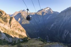 Cabinovia da Les 2 Alpes a Venosc in estate, Francia: collega il villaggio alla nota stazione sciistica. 
