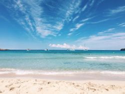 Il mare trasparente di Cala Agulla a Maiorca, isole Baleari, Spagna. Le acque limpide e cristalline di questa località sono famose fra i surfisti per le correnti che si possono incontrare ...