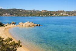 Cala dei Ginepri, la bella spiaggia nel Golfo di Arzachena in Costa Smeralda,  Sardegna nord-orientale