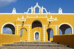 Scala e ingresso al convento di San Antonio de Padua a Izamal, Messico. Ad accogliere i fedeli è una vetrata con l'immagine della Vergine - © Valery Shanin / Shutterstock.com ...