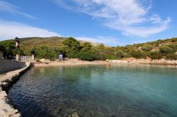 Cala Moresca una delle spiagge di Golfo degli Aranci in Sardegna - © Carlo Pelagalli, CC BY-SA 3.0, Wikipedia