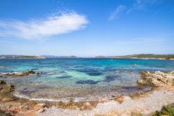 Cala Portese sull'isola di Caprera, arcipelago de La Maddalena, Sardegna. Questa bella spiaggia si trova nella parte meridionale dlel'isola di Caprera: questo tratto di litorale è ...