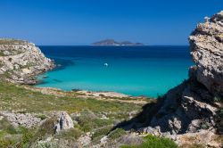 Cala Rossa sull'isola di Favignana, Sicilia. Fra gli accessi al mare di Favignana uno dei più suggestivi, oltre che il più celebre, è quello di Cala Rossa, caratterizzato ...