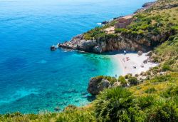 Cala Tonnarella dell'Uzzo, la prima spiaggia dello Zingaro per chi arriva da San Vito lo Capo (Sicilia).
