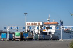 Calais, Francia: camion in attesa di salire sul traghetto per Dover. Questo porto è il principale di collegamento tra Francia e Inghilterra - © malgosia janicka / Shutterstock.com ...