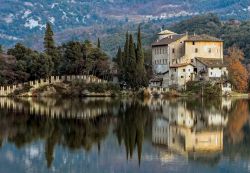 Calavino: la fortezza di Castel Toblino sull'omonimo lago del Trentino - Calavino, Trentino Alto Adige. Italy