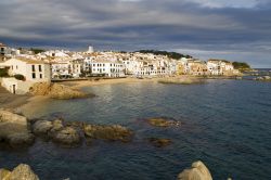 Le case bianche di Calella de Palafrugell caratterizzano il panorama di questo tratto abitato di Costa Brava, Spagna - Foto © lluis58 - Fotolia.com