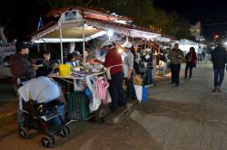 Calle Lerdo, Chignahuapan: sul lato settentrionale di Plaza de la Constitución la calle Lerdo è il luogo per eccellenza dove si trovano le bancarelle per fare uno spuntino. Tacos, ...