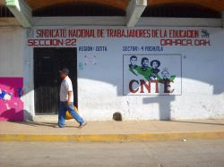 Calle Lazaro Cardenas, Pochutla: è la strada principale di Pochutla. Indaffarata, caotica, sempre in movimento, è di fatto l'unico luogo per i turisti nel quale trovare i principali ...