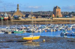 Camaret-sur-Mer, Francia: la Torre Vauban, la chiesa di Notre-Dame-De-Rocamadour e barche in primo piano - © andre quinou / Shutterstock.com