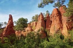 I cosiddetti "Camini delle Fate" lungo il Sentiero delle Ocre. Siamo nei dintorni di Roussillon, nella regione francese della Provence-Alpes-Côte d'Azur -  © Elena ...