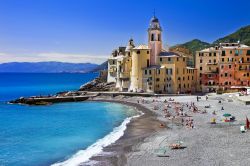 La splendida spiaggia di Camogli, insignita della Bandiera Blu