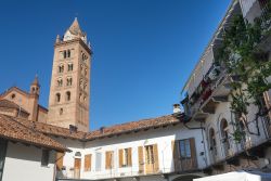 Campanile di San Lorenzo fotografato dal centro di Alba, Piemonte, Italia. Quattro ordini di finestre, monofore, bifore e quadrifore, caratterizzano la torre campanaria del duomo di Alba - © ...