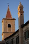 Campanili di una chiesa nel borgo dei pescatori di Pirovac, Croazia.



