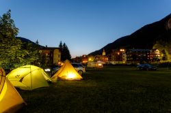 Campeggio notturno a Evolene, Svizzera. Il paese sorge su un piccolo altipiano a ridosso di un fitto bosco - © Taesik Park / Shutterstock.com