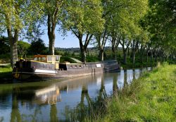 Una houseboat sul Canal du Midi a Beziers, Linguadoca, Francia - © 76237537 / Shutterstock.com