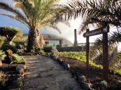 Il Mirador de la Pena, lo spettacolare ristorante-belvedere progettato da César Manrique in cima ad un alto sperone roccioso. Canarie, El Hierro.