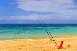 Canne da pesca in spiaggia a Marina di Pescoluse. Oltre che famosa per le sue acque limpide la spiaggia delle Maldive del Salento è ideale per fare snorkeling e dedicarsi all'hobby ...