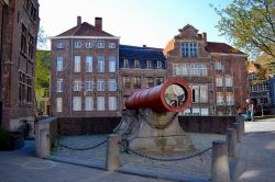 Il famoso cannone di Gent, o Dulle Griet, si trova in questa posizione da oltre quattro secoli e ha il curioso primato di non avere mai sparato un solo colpo nella sua lunga "carriera". ...