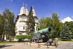 Cattedrale dell'Arcangelo e cannone Zar-puska a Mosca, Russia - Costruita fra il 1505 e il 1508 sotto la supervisione dell'architetto italiano Alevisio Lamberti da Montagnano nel luogo ...