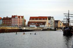 Canoa sul fiume Motława: passeggiando sulla Riva Lunga di Danzica è piuttosto comune vedere sportivi ed appassionati della canoa allenarsi nel fiume, sfruttando la tranquillità ...