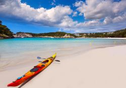 Canoa sulla riva della spiaggia di Cala Galdana a Minorca, Isole Baleari (Spagna)