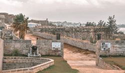 Cantieri navali reali a Bermuda, Nord America. Ingresso al bastione nord-occidentale, alla caserma e alla prigione costruiti da detenuti britannici portati sin qui dall'Inghilterra - © ...