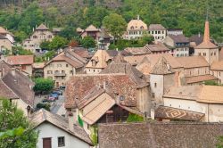 Cantone di Vaud: il borgo di Romainmotier in Svizzera: panorama del centro storico