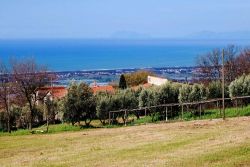 Capaccio Paestum: Panorama da piazza Tempone fino alla costa, la Penisola Sorrentina e l'Isola di Capri in Campania - © Doking, CC BY-SA 3.0, Wikipedia