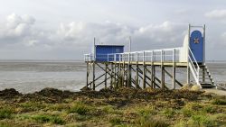 Capanna da pesca con reti sulla costa atlantica di Fouras, Francia.
