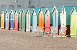 Capanne colorate su una spiaggia di Brighton, Inghilterra.

