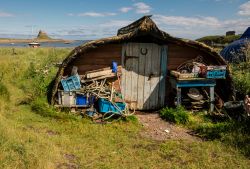 Capannoni di stoccaggio barche sull'isola di Lindisfarne, Inghilterra.

