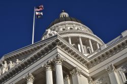 Capital Building a Sacramento, California - Eretto sei anni dopo la proclamazione della città a capitale della California, lo State Capital si presenta in stile romano con capitelli corinzi. ...