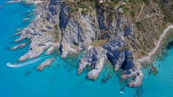 Capo Vaticano, le sue spiagge, le calette e le rocce vicino a Ricadi in Calabria