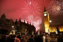 Capodanno a Londra fuochi artificiali sopra alla torre del Big Ben