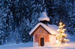 Una chiesetta nel villaggio di Elmau, vicino a Mittenwald, in inverno con la neve (Germania) - © Michael Thaler / Shutterstock.com