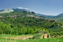 Caramanico Terme, un piccolo borgo tra le montagne dell'Abruzzo, Italia. Fra le attrazioni principali della cittadina ci sono le terme che offrono cure inalatorie e fanghi.
