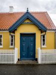 Una caratteristica casa gialla ocra nel centro di Skagen, Danimarca.



